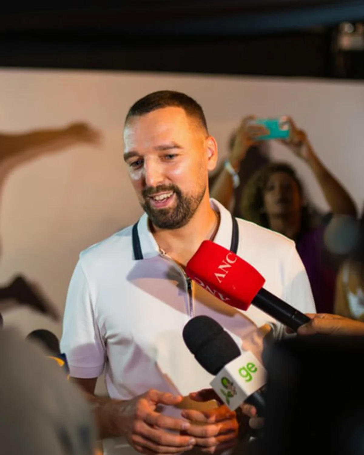 Dmitry Saksonov bir basın toplantısında gazetecilerin sorularını yanıtlıyor
